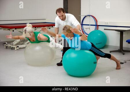 Physiotherapeutische Übungen mit gymnastikbällen, Physikalische Therapie in der neurologischen Rehabilitation Center, Bonn Stockfoto