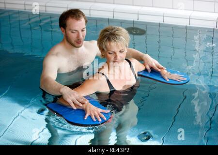 Individuelle Therapie in einem beheizten Pool, Physikalische Therapie in der neurologischen Rehabilitation Center, Bonn, Nordrhein-Westfalen Stockfoto