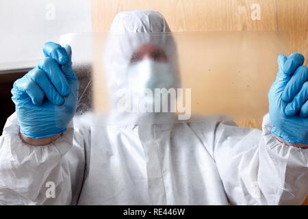 Spuren von Fasern und Micro Spuren sind mit Klebeband befestigt, die Offiziere der C.I.D., die strafrechtlichen Ermittlungen Stockfoto