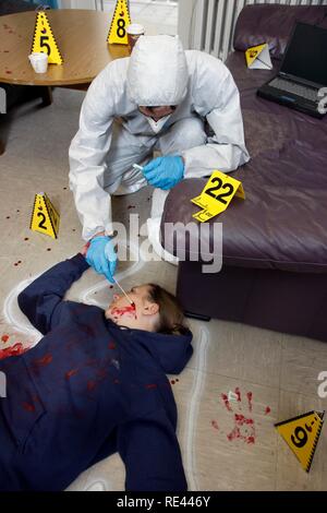 Die Sicherung von Spuren von DNS mit einem Wattestäbchen, ein Offizier der C.I.D., die Kriminalpolizei, das Sammeln Stockfoto