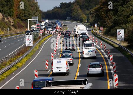 Stau bei der Reduktion von 3 auf 2 Fahrstreifen einer Autobahn Baustelle auf der Autobahn A 2, in der Nähe von Bielefeld Stockfoto