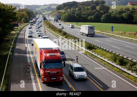 Stau bei der Reduktion von 3 auf 2 Fahrstreifen einer Autobahn Baustelle auf der Autobahn A 2, in der Nähe von Bielefeld Stockfoto