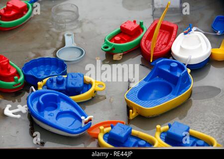 Boote, Schiffe, Spielzeug aus Kunststoff für Kinder auf einem Wasserspielplatz Stockfoto