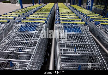 Shopping Carts in einer Reihe vor einem Supermarkt Stockfoto