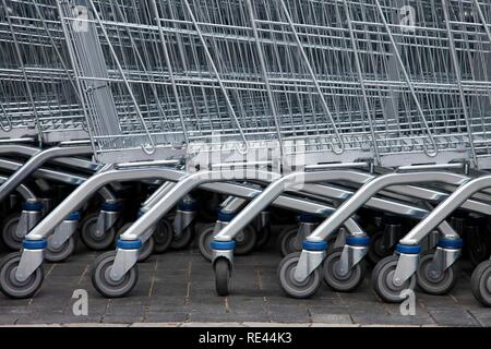 Shopping Carts in einer Reihe vor einem Supermarkt Stockfoto