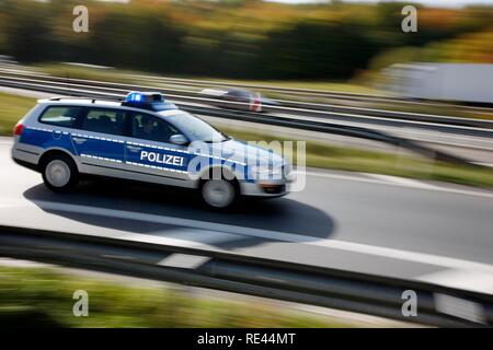 Polizei Streifenwagen mit Blaulicht Stockfoto