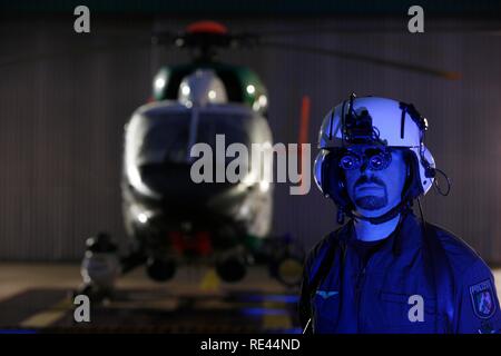 Patrol Helikopter mit Nacht fliegen, Bildverstärker, Infrarotkamera, Pilot mit night vision Gang, Nacht Mission Stockfoto