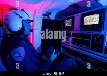 Patrol Helikopter mit Nacht fliegen, Bildverstärker, Infrarotkamera, Pilot mit Night Vision, Mission, Nacht Stockfoto