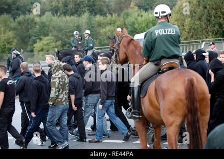 Berittene Polizei bei einem Polizeieinsatz bei einem Fußballspiel, begleitenden Fans zum Stadion Stockfoto