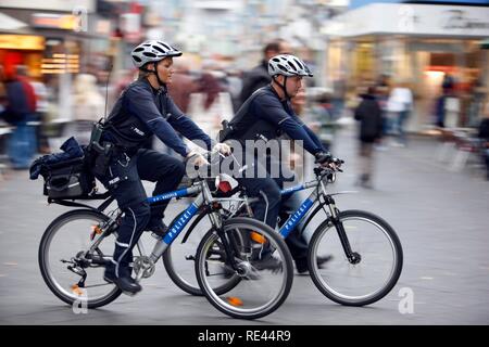 Fahrrad Polizei patrouilliert in der Fußgängerzone Stockfoto