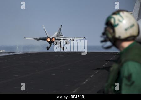 ARABIAN GULF (Nov. 22, 2016) Eine F/A-18C Hornet zugeordnet zu den Wildkatzen von Strike Fighter Squadron (VFA) 131 startet von der Flight Deck des Flugzeugträgers USS Dwight D. Eisenhower (CVN 69) (IKE). Ike und Ihre Carrier strike Group sind zur Unterstützung der Operation inhärenten Lösen, Maritime Security Operations und Theater Sicherheit Zusammenarbeit in den USA 5 Flotte Bereich der Operationen eingesetzt. Stockfoto