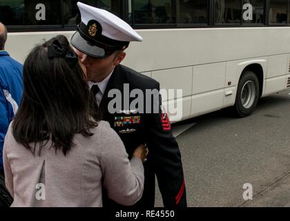 NAVAL AIR FACILITY ATSUGI, Japan (Nov. 21, 2016) - Chief Petty Officer Thomas Huntt, College Park, Md., Carrier Airborne Early Warning Squadron (VAW) 115, küsst seine Frau während der Carrier Air Wing (Cvw) 5 Zurück zu Naval Air Facility Atsugi zugeordnet. VAW-115 kam vor kurzem von einer Patrouille an Bord der U.S. Navy's dauerhaft nur Vorwärts - bereitgestellt Flugzeugträger USS Ronald Reagan (CVN 76). Stockfoto