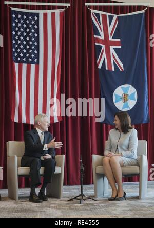 BRISBANE, Australien (Nov. 21, 2016) der Sekretär der Navy (Secnav) Ray Mabus erfüllt mit Queensland Premier Annastacia Palaszczuck Zusammenarbeit innerhalb der Biokraftstoffindustrie zu diskutieren. Mabus ist im Bereich Seemänner, Marinesoldaten und militärische und Regierungschefs zu erfüllen. Stockfoto