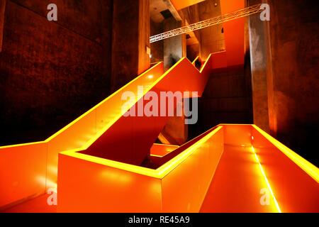 Rot beleuchtet Haupttreppe in der neuen Ruhrmuseum Museum, das im Januar 2010 eröffnete Kulturhauptstadtjahr, in der ehemaligen Kohle Stockfoto