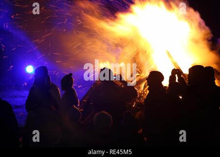 Leute, die vor ein großes Lagerfeuer, Essen, Nordrhein-Westfalen Stockfoto