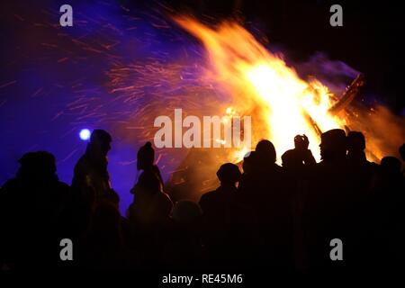 Leute, die vor ein großes Lagerfeuer, Essen, Nordrhein-Westfalen Stockfoto