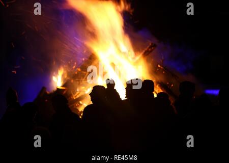 Leute, die vor ein großes Lagerfeuer, Essen, Nordrhein-Westfalen Stockfoto