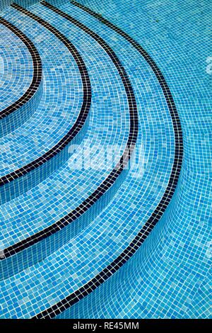 Blau gefliesten Treppe, Mosaik, Pool, Spanien, Europa Stockfoto