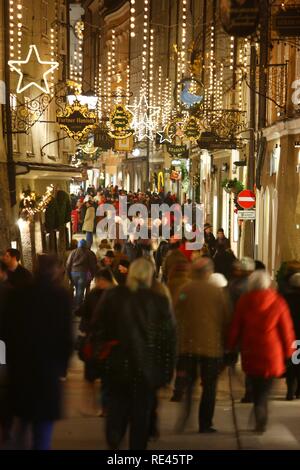 Christmas Shopping in der Altstadt von Salzburg, Getreidegasse, Salzburg, Österreich, Europa Stockfoto