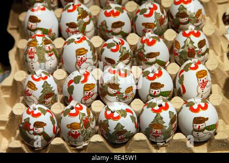 Das ganze Jahr über Verkauf von Ostern, Weihnachten Eier als Dekorationen, Salzburg, Österreich, Europa Stockfoto