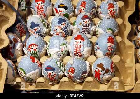 Das ganze Jahr über Verkauf von Ostern, Weihnachten Eier als Dekorationen, Salzburg, Österreich, Europa Stockfoto