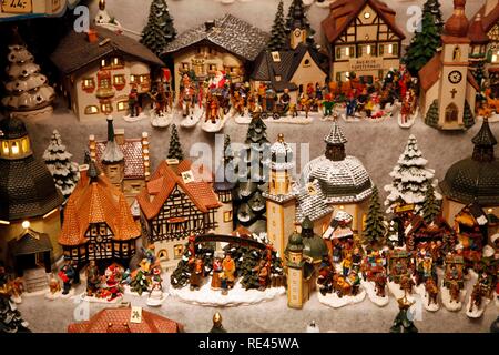 Miniatur Häuser, Figuren, Weihnachtsdorf, Weihnachtsmarkt am Dom, Altstadt, Salzburg, Österreich, Europa Stockfoto
