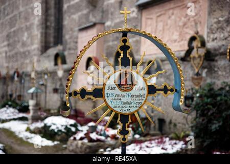 Grab Kreuz im Petersfriedhof, St. Peter Friedhof, Salzburg, Österreich, Europa Stockfoto