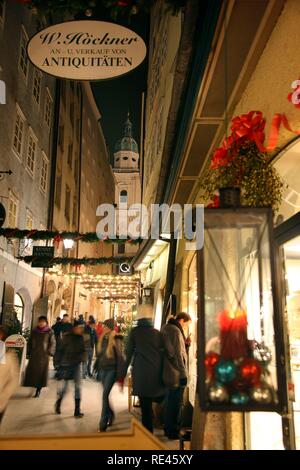 Christmas shopping in der Goldgasse Lane, Altstadt, Salzburg, Österreich, Europa Stockfoto