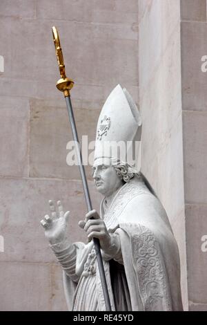 Bischof Statue am Eingang des Salzburger Dom, Altstadt, Salzburg, Österreich, Europa Stockfoto