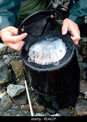 Tragen Kanister, wasserdicht und tragen sicher verpackte Ausrüstung, Glacier Bay National Park, Alaska, USA Stockfoto