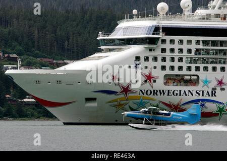 Kreuzfahrt und Flug mit dem Wasserflugzeug in den Hafen von Juneau, Alaska, USA Stockfoto