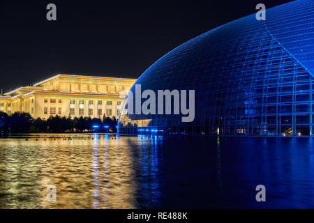 Peking/China - 10. Oktober 2018: Nationales Zentrum für darstellende Künste und der Nationale Volkskongress, in einem See in der Nacht in Beijing widerspiegelt Stockfoto