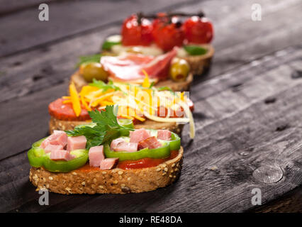 Mini Sandwiches essen. Brushetta oder authentische traditionelle spanische Tapas zum Mittag- Tabelle. Leckere Snacks, Vorspeisen, Antipasti auf Party oder Picknick t Stockfoto
