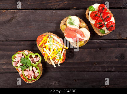 Mini Sandwiches essen. Brushetta oder authentische traditionelle spanische Tapas zum Mittag- Tabelle. Leckere Snacks, Vorspeisen, Antipasti auf Party oder Picknick t Stockfoto
