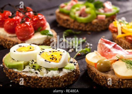 Mini Sandwiches essen. Brushetta oder authentische traditionelle spanische Tapas zum Mittag- Tabelle. Leckere Snacks, Vorspeisen, Antipasti auf Party oder Picknick t Stockfoto