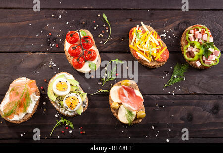 Mini Sandwiches essen. Brushetta oder authentische traditionelle spanische Tapas zum Mittag- Tabelle. Leckere Snacks, Vorspeisen, Antipasti auf Party oder Picknick t Stockfoto