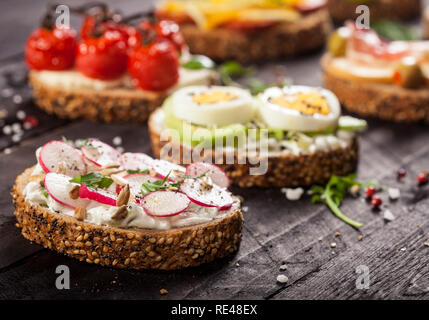 Mini Sandwiches essen. Brushetta oder authentische traditionelle spanische Tapas zum Mittag- Tabelle. Leckere Snacks, Vorspeisen, Antipasti auf Party oder Picknick t Stockfoto