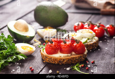 Mini Sandwiches essen. Brushetta oder authentische traditionelle spanische Tapas zum Mittag- Tabelle. Leckere Snacks, Vorspeisen, Antipasti auf Party oder Picknick t Stockfoto