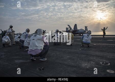 ARABIAN GULF (Nov. 22, 2016) Mitglieder der verschiedenen Medien beobachten Operationen auf dem Flugdeck der Flugzeugträger USS Dwight D. Eisenhower (CVN 69) (IKE). Ike und Ihre Carrier strike Group sind zur Unterstützung der Operation inhärenten Lösen, Maritime Security Operations und Theater Sicherheit Zusammenarbeit in den USA 5 Flotte Bereich der Operationen eingesetzt. Stockfoto