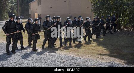 Georgia State Patrol Mobile Field Force erstellen Sie einen Wall von Polizeibeamten, wie Sie vorwärts März, November 16, 2016, bei Moody Air Force Base, Ga. Das APS führt halbjährlich riot control Ausbildung Bereitschaft zu gewährleisten, wenn eine Situation entsteht. Stockfoto