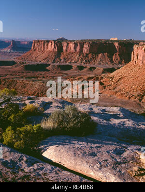 USA, Utah, Canyonlands National Park, Blick Richtung Nordwesten nach Murphy Becken und fernen Leuchter Turm, vom Grand View Point, Insel im Himmel Dist Stockfoto