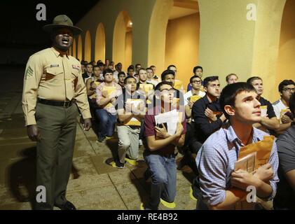 Rekruten von India Company, 3 Recruit Training Bataillon, knien auf dem gelben Fuß druckt während einer Uniform Code of Military Justice kurze während des Empfangs des Marine Corps Recruit Depot San Diego, November 28. An diesem Punkt, Rekruten der Artikel des UCMJ, die für diese gelten, während sie in der Ausbildung zu rekrutieren, werden informiert. Jährlich mehr als 17.000 Männer aus den westlichen Recruiting Region rekrutiert werden an MCRD San Diego ausgebildet. Indien Unternehmen ist zu graduieren Feb.24 geplant. Stockfoto
