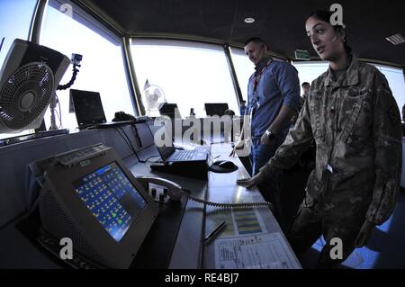 Spc. Gardenia Garibo, ein Air traffic control Operator mit der 1 Flugplatz Operations Battalion, 245Th Aviation Regiment, Eingänge Daten während einer inadvertant Instrument Meteorological Conditions Training im Camp Buehring, Kuwait Nov. 22, 2016. Garibo zusammen mit anderen Teammitgliedern koordinierte Masse und Bewegung der Luft und erleichterte die Kommunikation zwischen mehreren Antwort Agenturen während des Trainings. Stockfoto