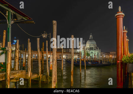 Basilika Santa Maria della Salute bei Nacht Stockfoto