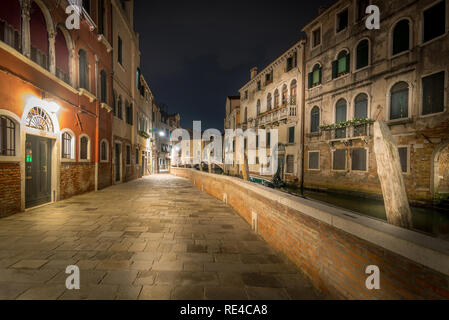 Straße in Venedig bei Nacht Stockfoto