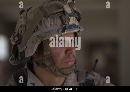 Lance Cpl. Justin Erazo-Brown sucht nach einem simulierten oppositionelle Kraft während der militärischen Operationen in urbanem Gelände Ausbildung bei der Marine Corps Air-Ground Bekämpfung Mitte Zwanzig - neun Palmen, Calif., Nov. 8, 2016. Erazo-Brown ist ein rifleman mit 1St Battalion, 2nd Marine Regiment, 2nd Marine Division. Die Einheit abgeschlossen integrierte Ausbildung Übung 1-17 in der Vorbereitung für eine bevorstehende Bereitstellung. Stockfoto