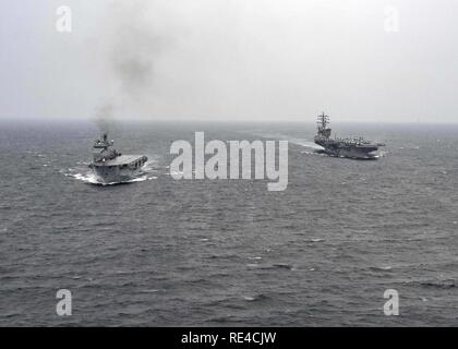 ARABIAN GULF (Nov. 25, 2016) dem Flugzeugträger USS Dwight D. Eisenhower (CVN 69) (IKE) den Persischen Golf Transite neben Royal Navy Schiff HMS Ocean (L 12) während eine kombinierte Task Force (CTF) 50 Übergabe. Ike und Ihre Carrier strike Group sind zur Unterstützung der Operation inhärenten Lösen, Maritime Security Operations und Theater Sicherheit Zusammenarbeit in den USA 5 Flotte Bereich der Operationen eingesetzt. Stockfoto