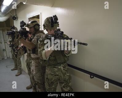 Service Mitglieder zugeordnet Commander Task Group 56.1 (CTG 56,1), die Beseitigung von Explosivstoffen Mobile Einheit (EODMU) 1 und die 45 Commando Royal Marines an bord RFA Lyme Bay (L 3007), exchange Close Quarters begonnen Kampf Techniken während Großbritannien - USA Meine Gegenmaßnahmen Übung 17-1. Die Übung dient der bilateralen Zusammenarbeit, gegenseitige MCM Fähigkeiten und die Interoperabilität zwischen den USA und Großbritannien Seestreitkräfte in den freien Fluss des Handels, die Freiheit der Schifffahrt und langfristige regionale Sicherheit zu erhöhen. EODMU-1 ist derzeit zur Unterstützung der CTG 56.1 bereitgestellt. CTG -56,1 führt meine counterm Stockfoto