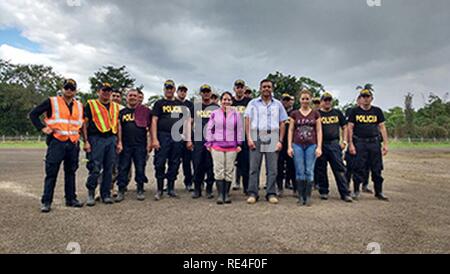 Joint Task Force Bravo Personal von Soto Cano Air Base, Honduras und Costa Rica Organisationen Partner, die Bewertung der Schäden zu tun und humanitäre Hilfe in der von Hurrikan Otto, die Costa Rica November 26 Hit identifizieren. Der Sturm brachte schwere Regenfälle, Überschwemmungen und Erdrutschen in der Region. Stockfoto