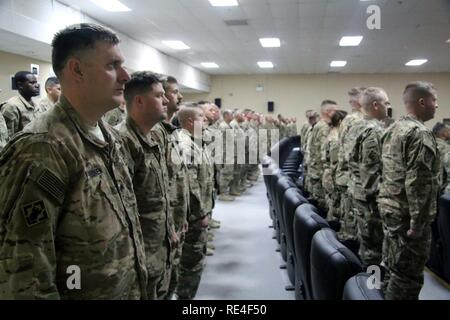 Soldaten der Task Force Granit der 368 Ing. zugeordnet Bn. stand an Aufmerksamkeit während des ersten Bataillons Non-Commissioned Officer Induktion Zeremonie kennzeichnet den Übergang von der Soldat in den Rang eines Sergeant innerhalb der NCO Korps am Camp Arifjan, Kuwait, 29 November, 2016 eingetragen. Stockfoto